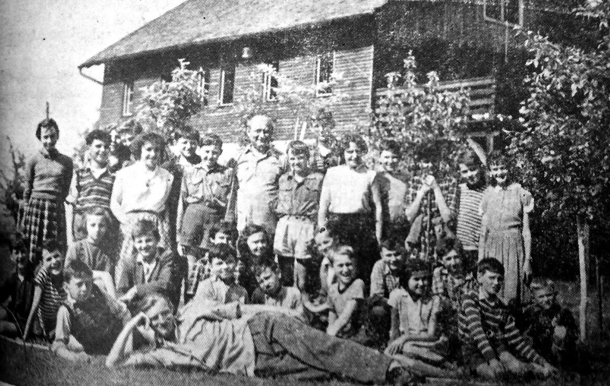 Sa svečanog primanja pionira u Planinarsku sekciju na Kamenitovcu 1956